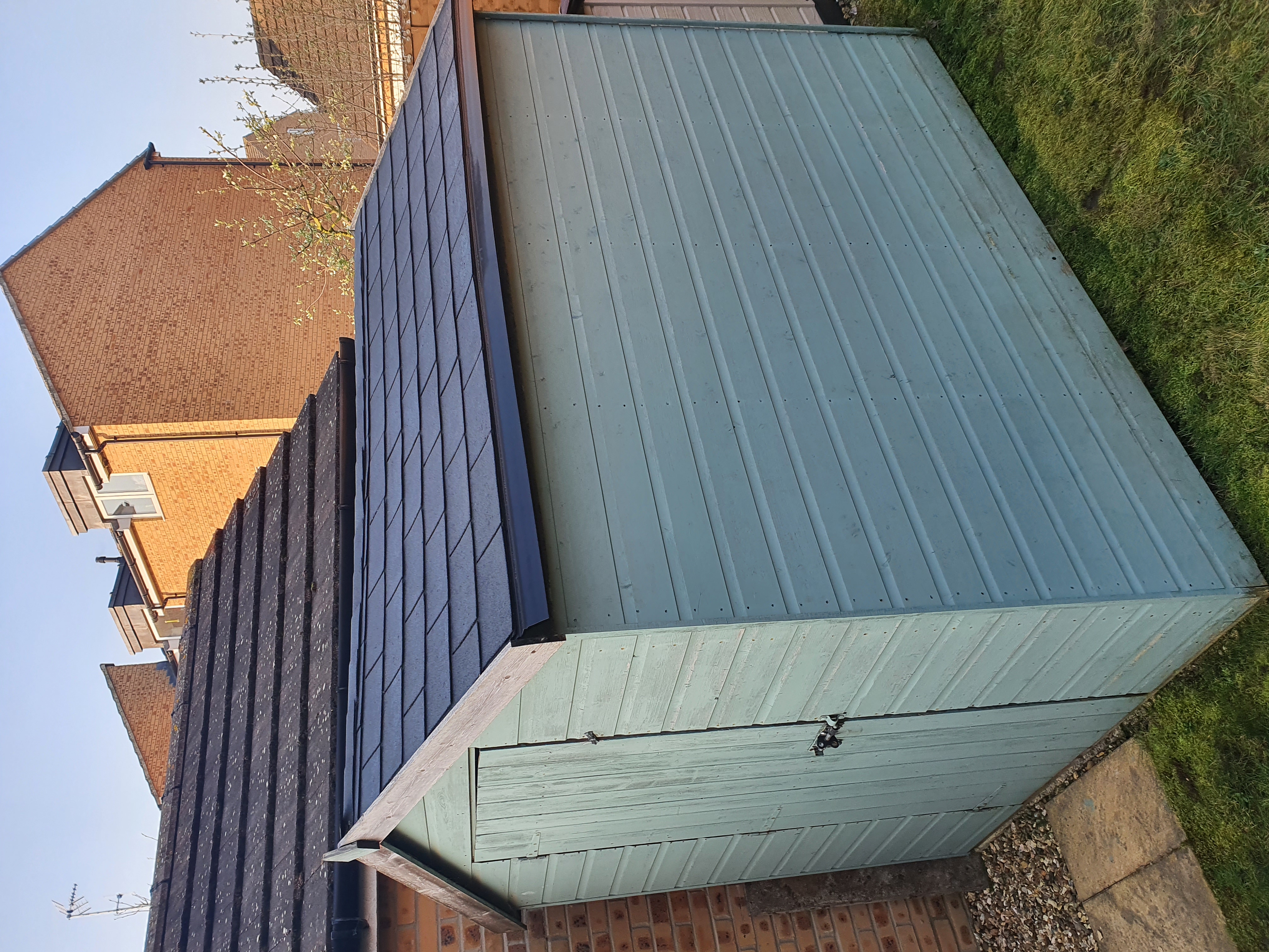 Blue shed with BARDOLINE roof shingles from Onduline
