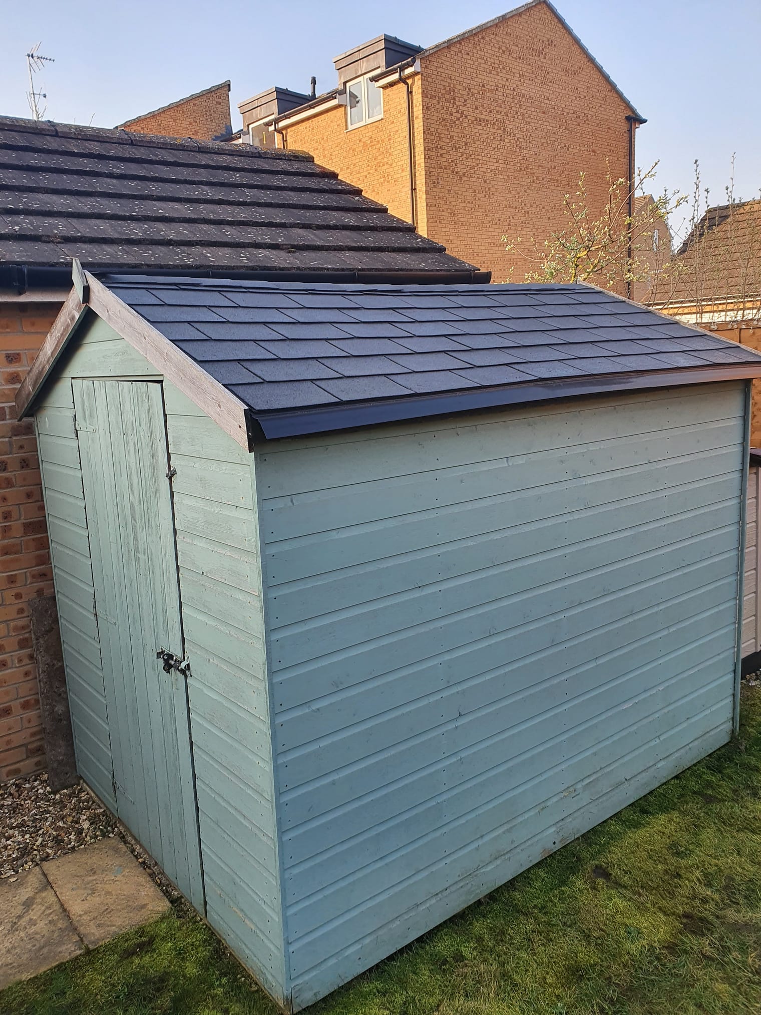 Blue shed with BARDOLINE roof shingles from Onduline
