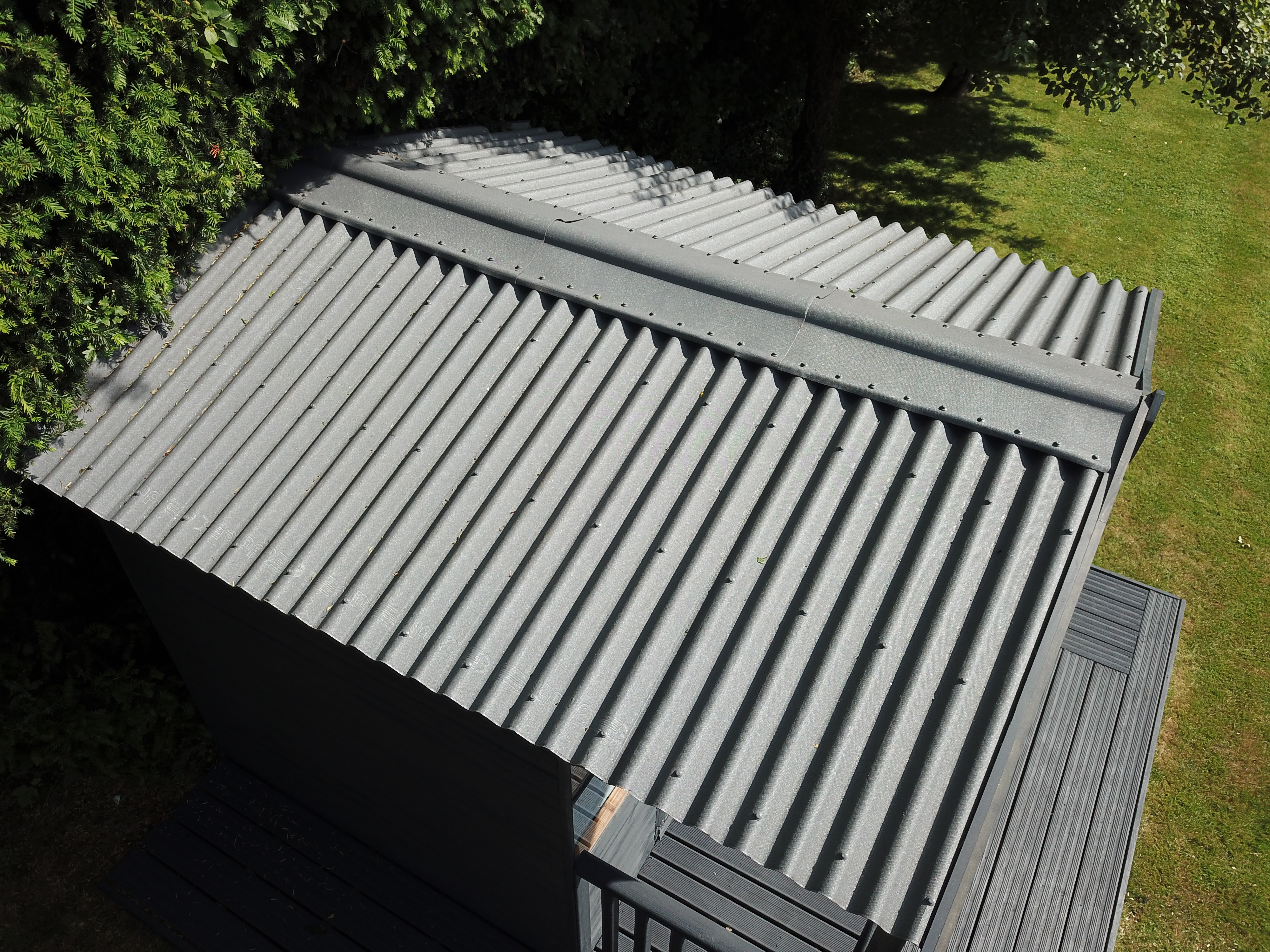 Summerhouse with grey CLASSIC roofing sheets from Onduline