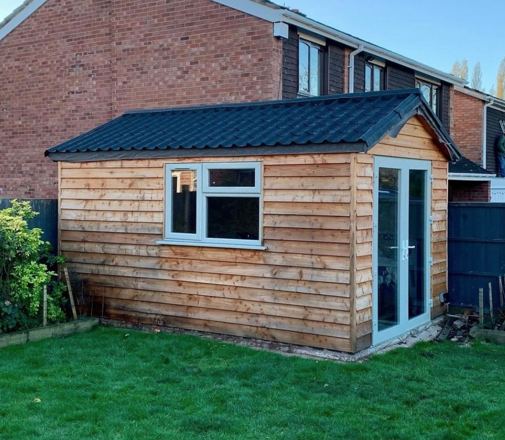 ONDUVILLA roof tile strip on shed with windows and doors