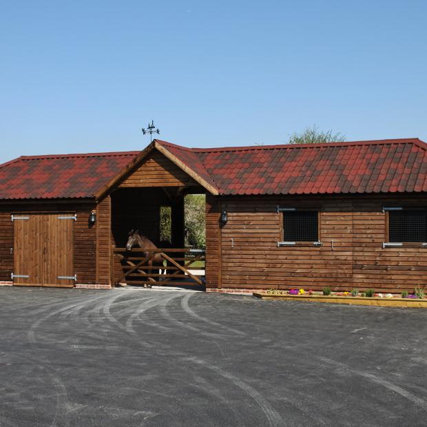 ONDUVILLA roof on horse stables