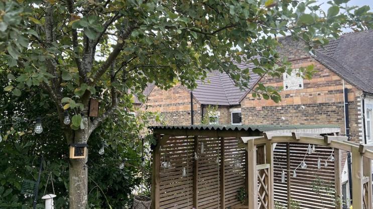 Kelly's pergola featuring ONDULINE CLASSIC in green