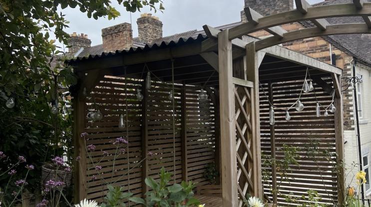 Kelly's pergola featuring ONDULINE CLASSIC in green