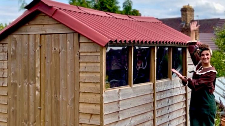 Kelly's revamped garden shed with Onduline EASYLINE roofing sheets in red