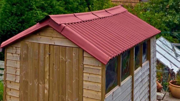 Kelly's revamped garden shed with Onduline EASYLINE roofing sheets in red