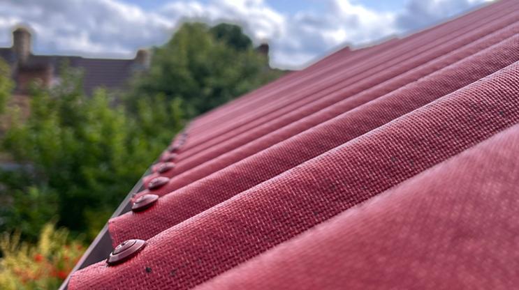 Kelly's revamped garden shed with Onduline EASYLINE roofing sheets in red