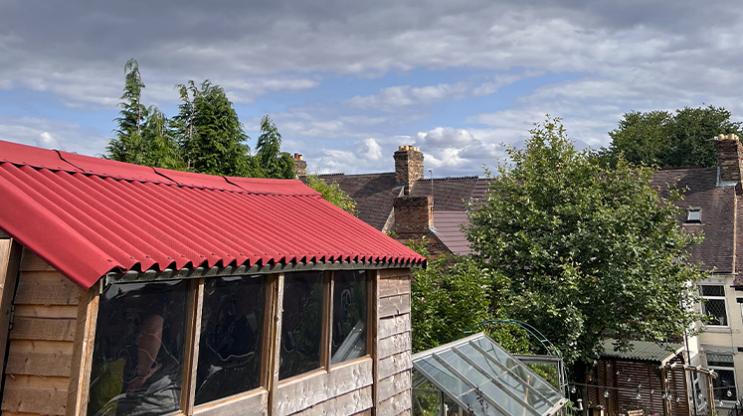 Kelly's revamped garden shed with Onduline EASYLINE roofing sheets in red