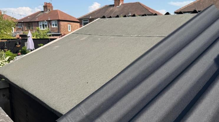 A garden shed featuring Onduline's EASYFIX roofing sheets