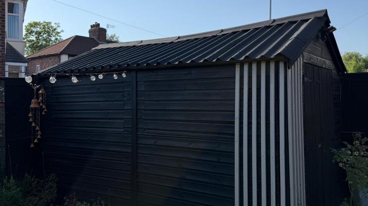 A garden shed featuring Onduline's EASYFIX roofing sheets