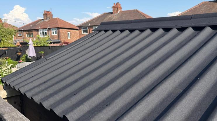 A garden shed featuring Onduline's EASYFIX roofing sheets