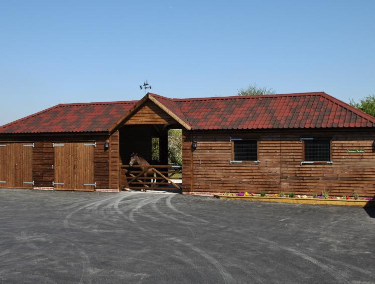 Horse stables by Bulldog Sheds with ONDUVILLA roofing