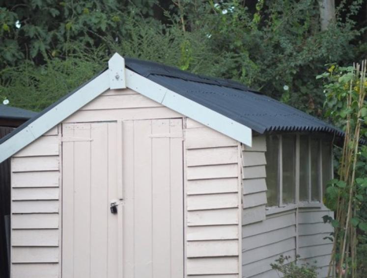 A garden shed featuring Onduline roofing sheets