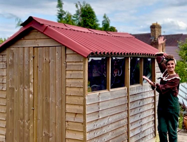 Kelly's revamped garden shed with Onduline EASYLINE roofing sheets in red