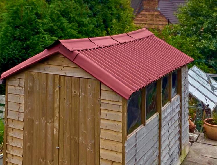 Kelly's revamped garden shed with Onduline EASYLINE roofing sheets in red