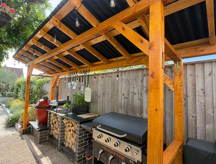 Michael's BBQ storage area covered by ONDULINE CLASSIC roofing sheets in black 