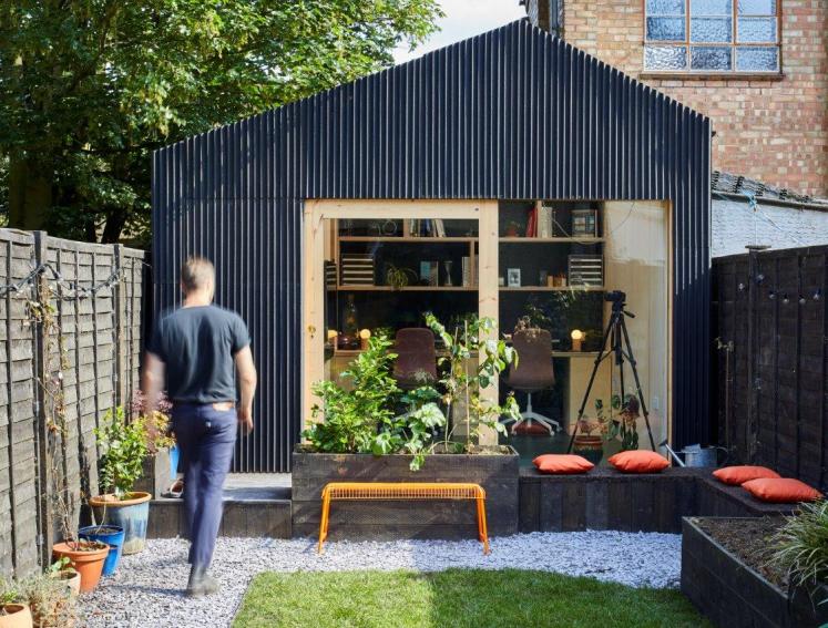Garden outbuilding featuring ONDULINE CLASSIC sheets as cladding 