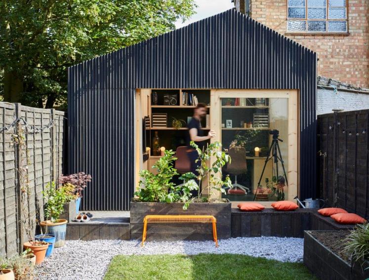 Garden outbuilding featuring ONDULINE CLASSIC sheets as cladding 