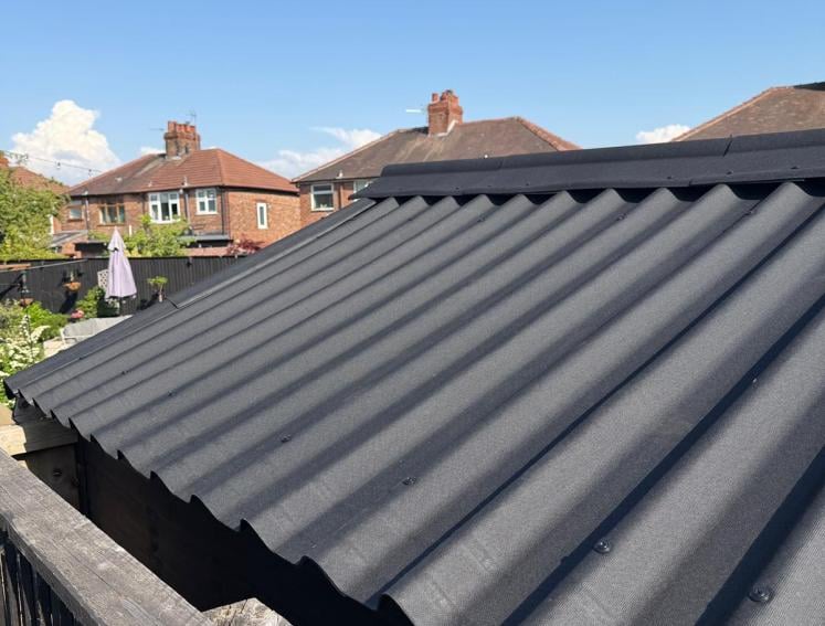 A garden shed featuring Onduline's EASYFIX roofing sheets