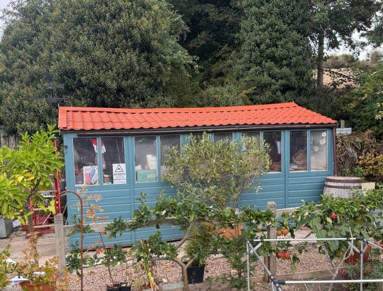 A garden shed featuring Onduline's INNOLINE roofing sheets