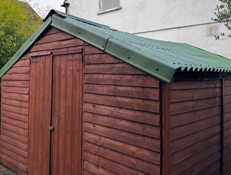 A garden shed featuring Onduline's EASYLINE roofing sheets