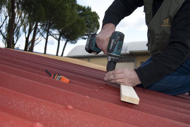 Onduline Easyfix sheets being installed