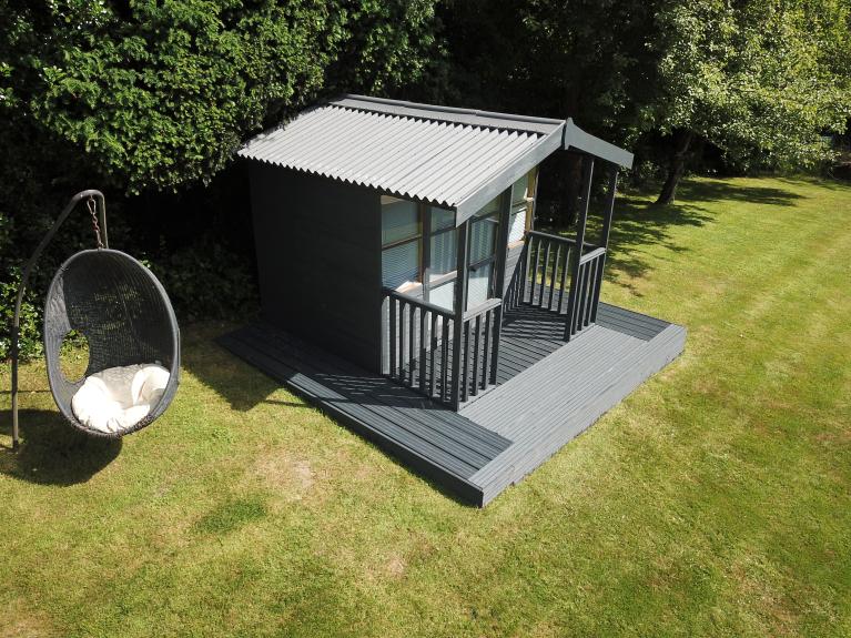 ONDULINE CLASSIC home office in garden
