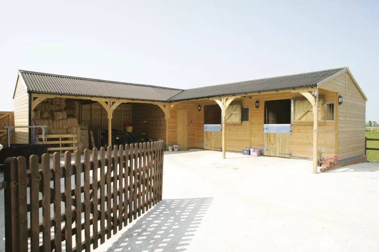 Horse stable with Onduline roofing sheets