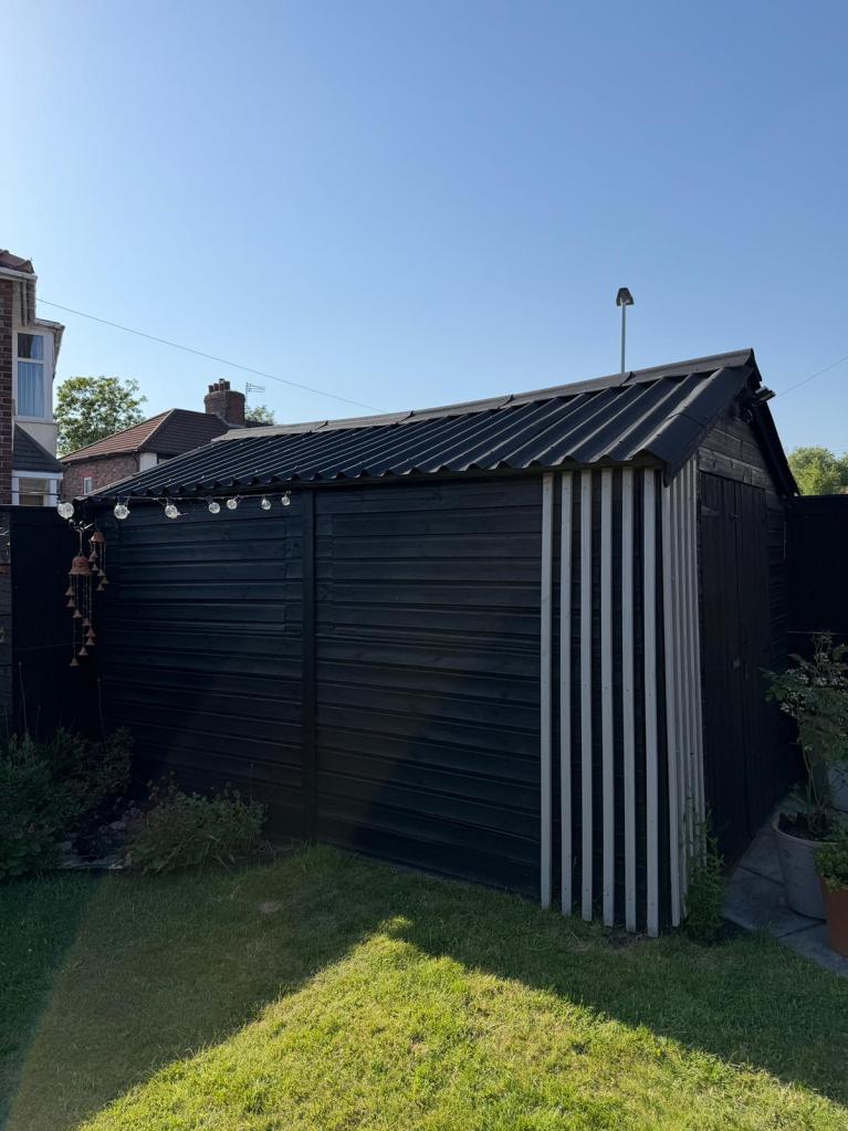 A garden shed featuring Onduline's EASYFIX roofing sheets