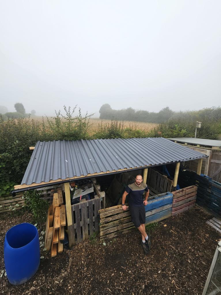 Allotment shed with Onduline roofing sheets
