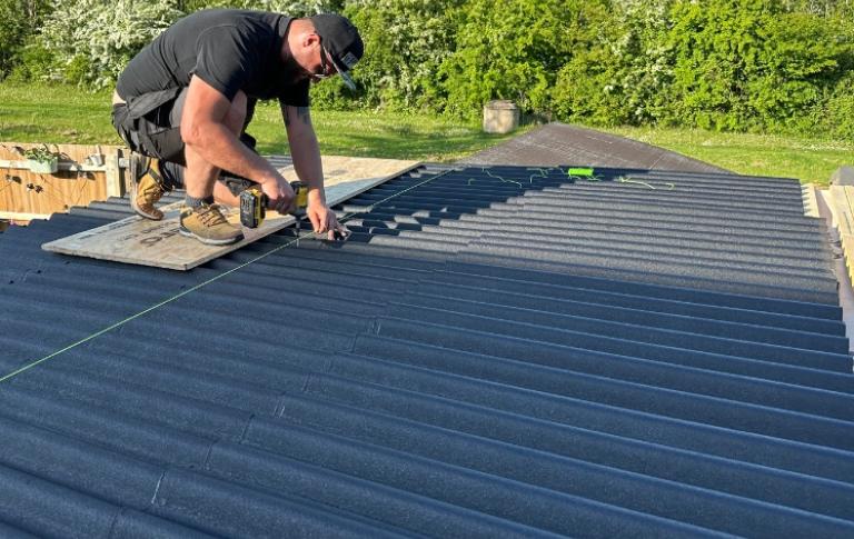 Garage re-roofing with Onduline
